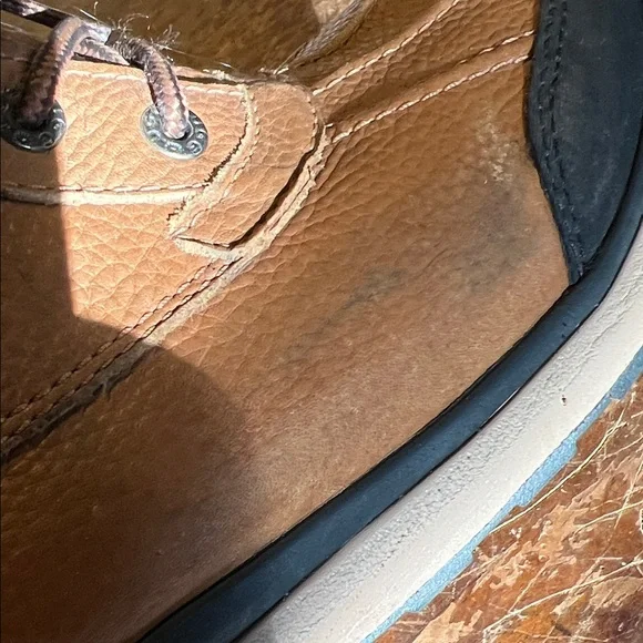 UGG Adirondack Snow boots. Tan and Black Leather Boots - Picture 8 of 8